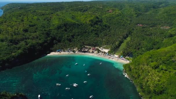 Maravilhoso Crystal Bay Beach em Nusa Penida Island — Vídeo de Stock