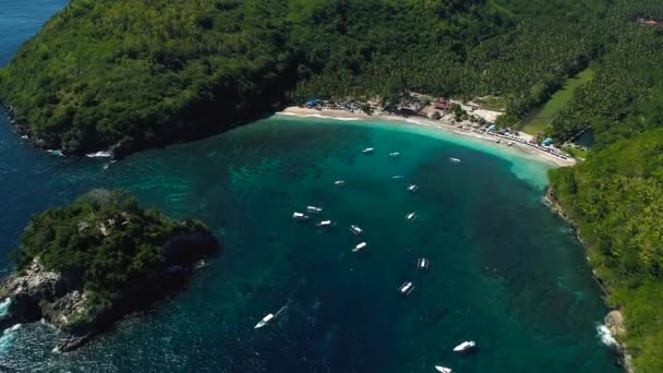 Maravilhoso Crystal Bay Beach em Nusa Penida Island — Vídeo de Stock