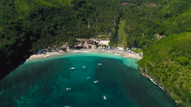 Maravillosa playa de Crystal Bay en la isla de Nusa Penida — Vídeo de stock