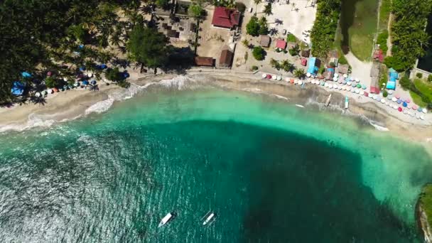 Maravillosa playa de Crystal Bay en la isla de Nusa Penida — Vídeo de stock