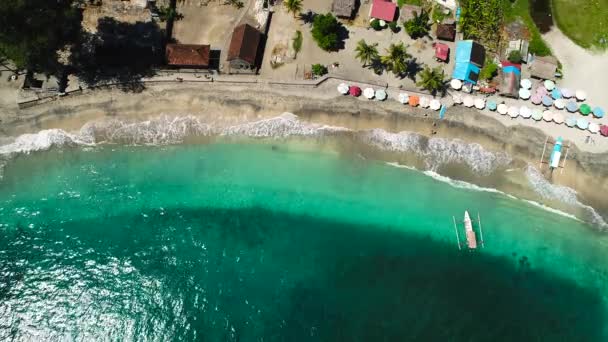 Maravilhoso Crystal Bay Beach em Nusa Penida Island — Vídeo de Stock