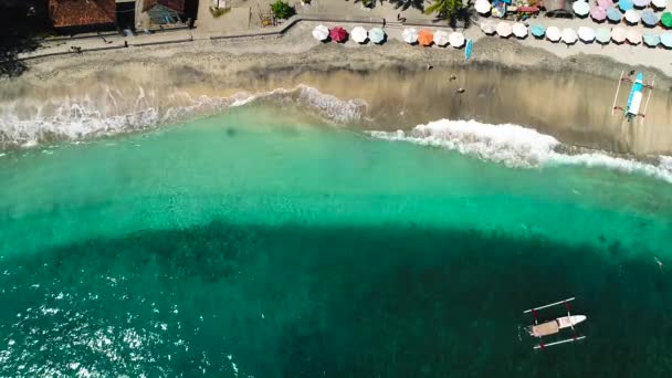 Olas enormes de la playa del océano en la isla de Nusa Penida — Vídeo de stock