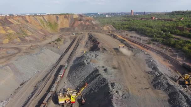 Zware dump truck op de opencast mijnbouw luchtfoto. — Stockvideo