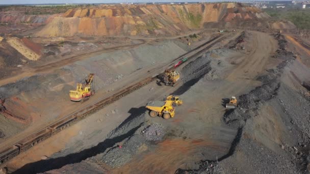 Maquinaria de minería pesada en una cantera para la extracción de piedra caliza vista aérea. — Vídeo de stock