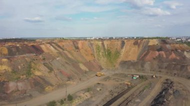 Büyük bir maden kamyonu tozlu bir hava manzaralı yolda gidiyor..