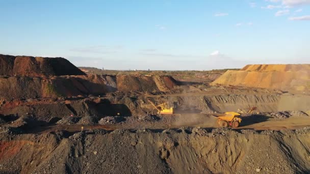 Grote mijnbouw dump truck rijden op een stoffige weg bij zonsondergang luchtfoto. — Stockvideo