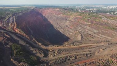 Çukur ocağını hava görüşünde bir sürü ekipmanla açın..