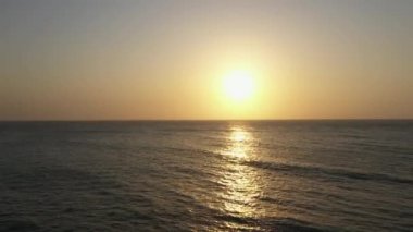 Okyanus manzaralı inanılmaz bir gün batımı..