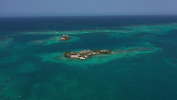Isola con bungalow per rilassarsi nella vista aerea sul mare dei Caraibi. — Video Stock