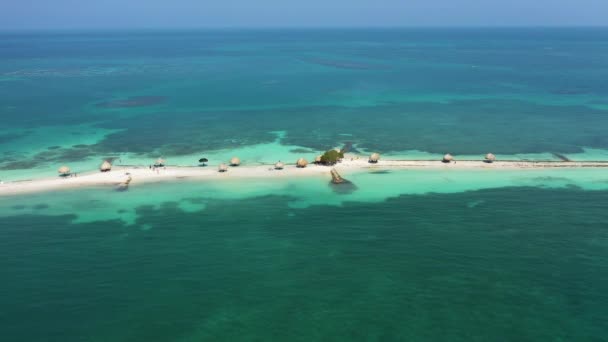 Tropisk vit sandstrand i havet antenn panorama utsikt. — Stockvideo