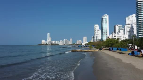 Publiczna plaża w Cartagena Kolumbia widok z lotu ptaka. — Wideo stockowe