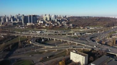 Köprüde şehir trafiği. Büyük şehir hava manzarasında otoyol kavşağı.