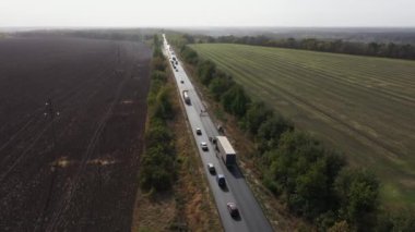 Kırsal trafik hareketi, hava manzarası. Yol silindirleri yeni asfalt yolu inşa ediyor