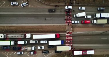 Saldırın ve insanları protesto edin. Yolu kapattılar. Sinirli protestocular hükümete ve mitinglere giden yolu kapatıyor..
