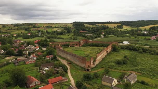 Den Staroselski slottet på molnig dag Ukraina antenn panorama utsikt. — Stockvideo