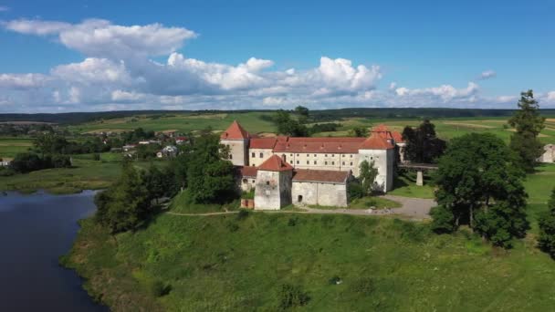 Svirzhski hrad v slunečném letním dni Ukrajina letecký pohled. — Stock video