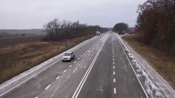 Auta na zimní silnici v blizzard letecký pohled — Stock video