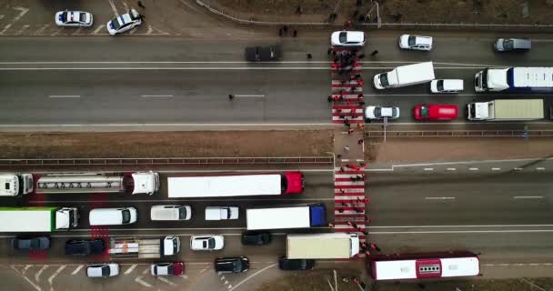 Saldırın ve insanları protesto edin. Yolu kapattılar. Sinirli protestocular hükümete ve mitinglere giden yolu kapatıyor.. — Stok video