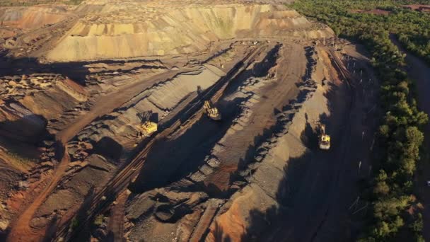 Maquinaria de minería pesada en una cantera abierta vista nocturna aérea. — Vídeo de stock