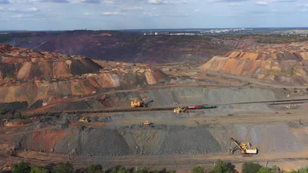 Cantera abierta con maquinaria pesada. Industria de la construcción vista aérea. — Vídeo de stock