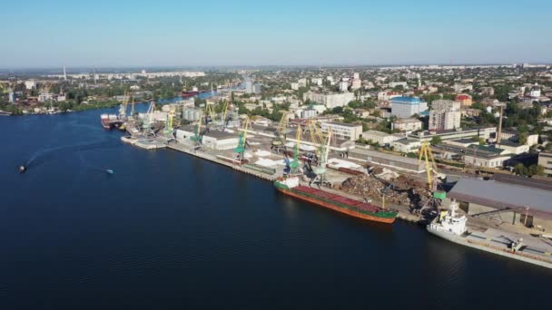 Le port de fret de la ville de Kherson vue aérienne — Video