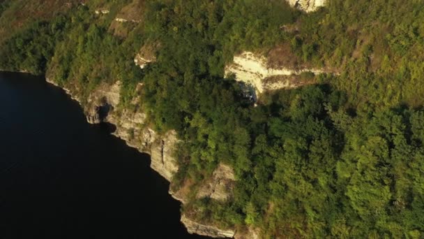 De Dniester Canyon en Bakota Bay in Nationaal Park Podilski Tovtry luchtfoto. — Stockvideo