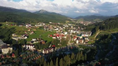 Yaz havası manzaralı Bukovel Kayak Köyü.