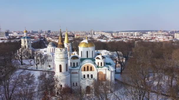 La Iglesia Ortodoxa en la ciudad ucraniana de Chernigov en la vista aérea de invierno — Vídeo de stock