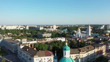 Sumy şehir merkezi yaz havası manzarasında Ukrayna diktatörlüğü yapıyor.