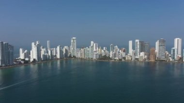 Cartagena Kolombiya 'daki Bocagrande modern sıkıntısı güneşli bir günde hava manzarası.