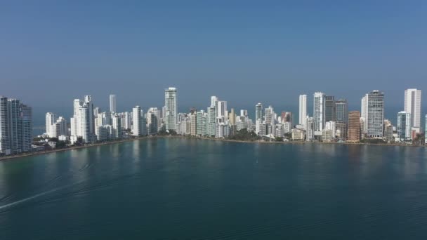 A Bocagrande modern discrict Cartagena Kolumbia a napsütéses nap légi panoráma. — Stock videók
