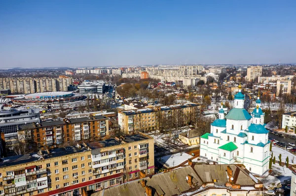 Güneşli bir günde Sumy şehri Ukrayna kışın hava manzaralı