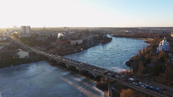 La ciudad de Vinnytsia en Ucrania en la vista aérea del atardecer de invierno. — Vídeos de Stock