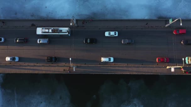 Πόλη κυκλοφορίας στην κεραία γέφυρα πάνω άποψη — Αρχείο Βίντεο