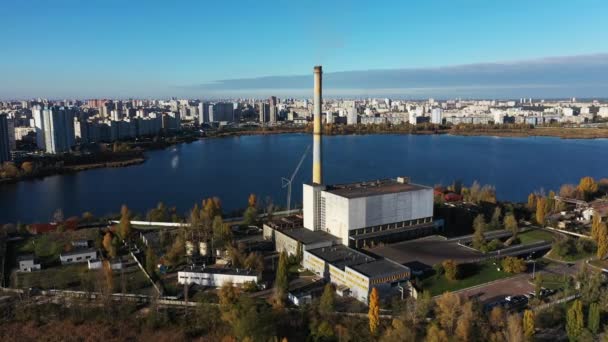 Завод по сжиганию отходов в большом городе с воздуха. — стоковое видео