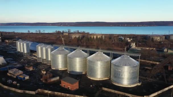 Granary silos nära floden antenn utsikt — Stockvideo