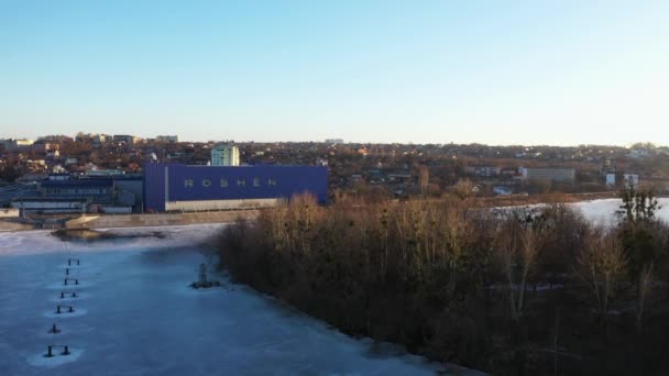 Vinnytsia, Ucrania - 02 de marzo de 2021 Fábrica de chocolate Roshen. Corporación de fabricación de alimentos en la vista aérea del atardecer — Vídeos de Stock