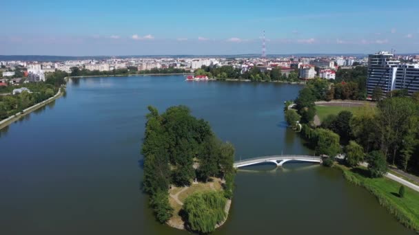 Grande lago público e uma ilha no centro da cidade de Ivano-Frankovsk vista aérea. — Vídeo de Stock