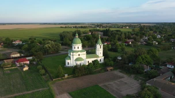 Iglesia ortodoxa griega, religiosa, edificio del siglo XVIII. Iglesia de los Tres Santos en Lemeshi, región de Chernigiv, Ucrania vista aérea. — Vídeos de Stock