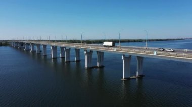 Kherson şehrindeki Antonovsky Köprüsü hava manzaralı..