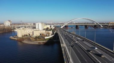 Köprü yolu otomobil trafiği birçok arabanın hava görüntüsü