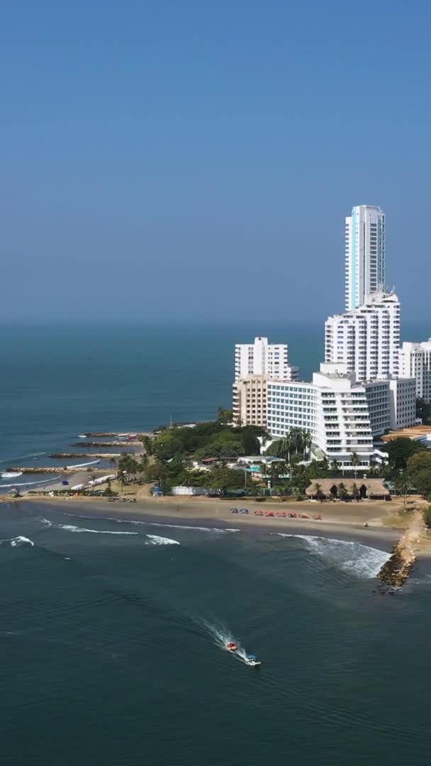 Images verticales City Beach dans le district de Bocagrande Carthagène Colombie Vue aérienne — Video