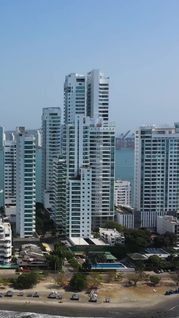 Imágenes verticales Edificios corporativos vista aérea — Vídeos de Stock