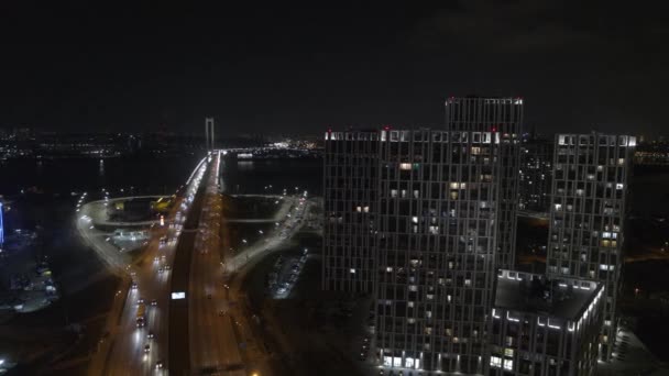 Vista aerea di Kiev notte vicino al ponte sud e moderni paracadutisti — Video Stock