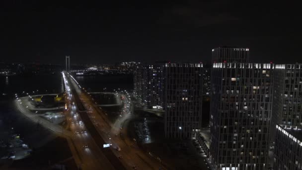 Міський рух на нічному повітрі — стокове відео