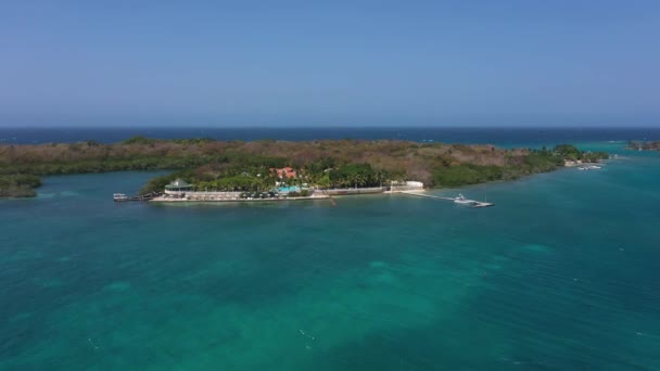 Turquoise caribbean sea - Isla Grande Colombia aerial view — Stock Video