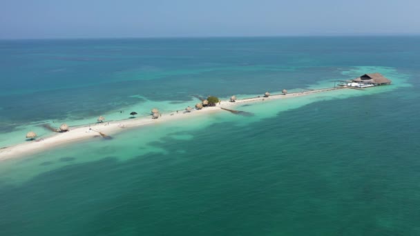 Spiaggia di sabbia bianca sull'isola nel Mar dei Caraibi Colombia vista aerea. — Video Stock