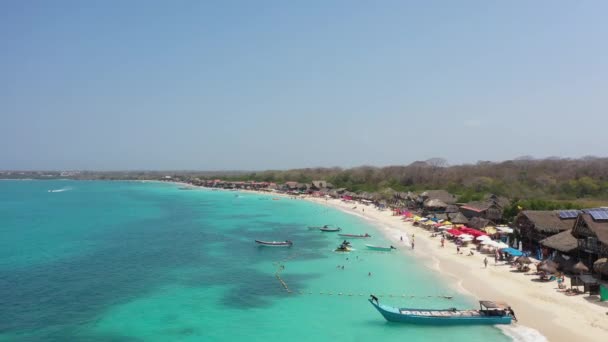 Piękny tropikalny biały piasek raj plaża z leżakami i parasolami słonecznymi widok z lotu ptaka. — Wideo stockowe