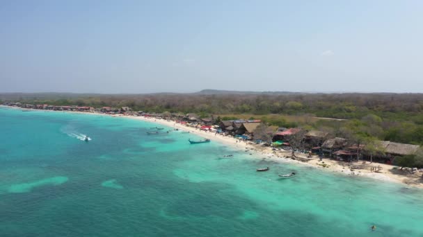A praia de areia branca da Playa Blanca na Ilha Baru Colombia vista aérea. — Vídeo de Stock