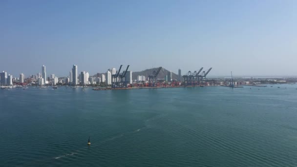 El puerto de carga en Cartagena Colombia vista aérea. — Vídeo de stock